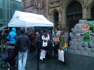 モントリオールの教会の前で、テレビゲームのキャラクターのコスプレイベントが開かれていました。